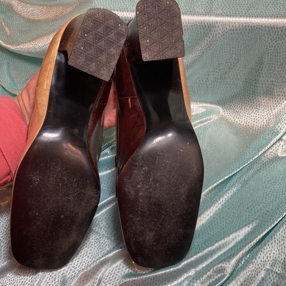 Vintage 70’s brown vinyl with cream and rust block heel pumps. 3. Size 6b - Picture 7 of 7
